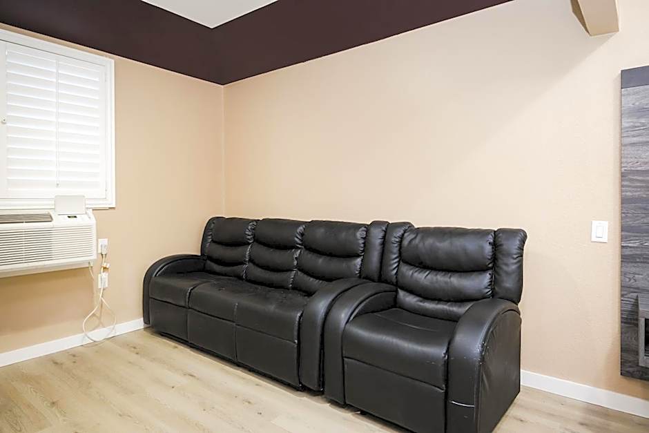 Sapphire Inn & Suites