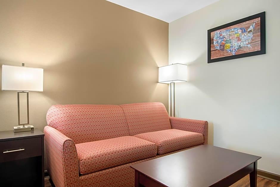 Econo Lodge Inn & Suites