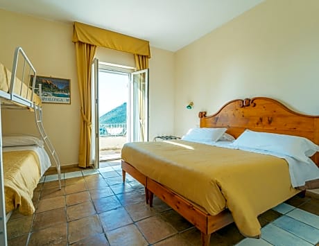 Family Room (2 Adults + 2 Children)