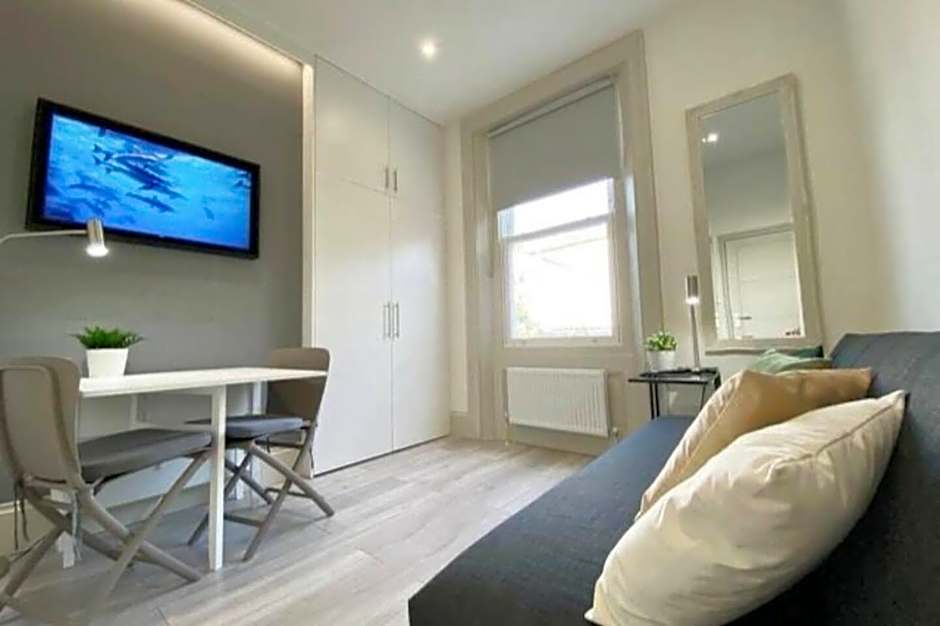 Apt 03 Beachside Beauty Central Studio Steps from Cafes