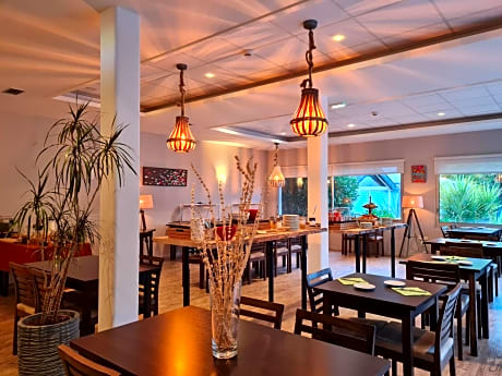 Hotel du Golf Saint-Laurent,The Originals Relais