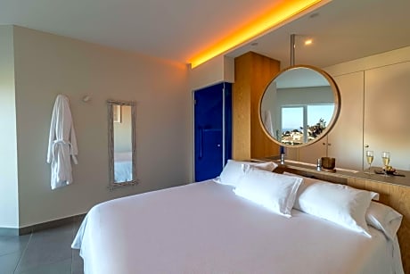 KING DELUXE ROOM WITH PARTIAL SEA VIEW, COMP WIFI/ESPRESSO MACHINES/42 INCH HDTV, 32 SQM/OPEN PLAN ROOM DESIGN/BALCONY