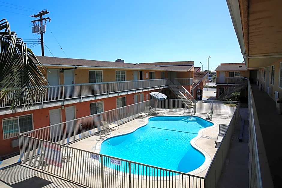 Chateau Inn & Suites