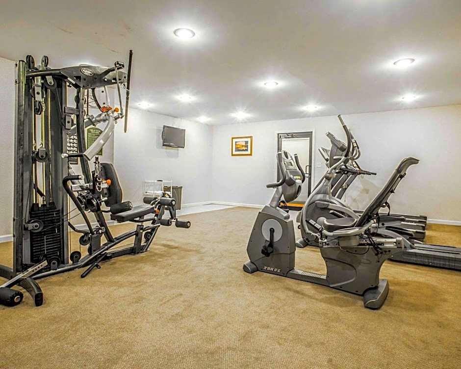 Clarion Inn & Suites At The Outlets Of Lake George