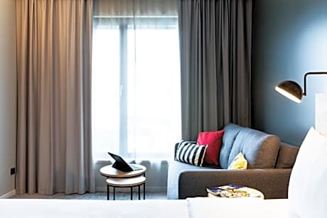 Moxy Extra Sleeper XL 2.0 Queen Room with Sofa Bed
