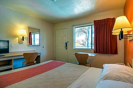 1 FULL BED | ADA/TUB