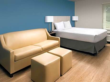 Deluxe Studio 1 Queen Bed Non-smoking