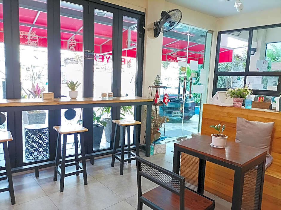 Double D Rooms & Cafe