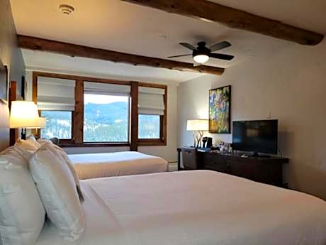 Queen Room with Two Queen Beds with Mountain View