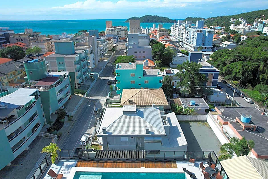 Adra 301 - Apartamento no centro de Bombinhas - Rooftop com piscina e academia - À poucos metros da praia - (Consultar serviços de roupas de cama e banho)