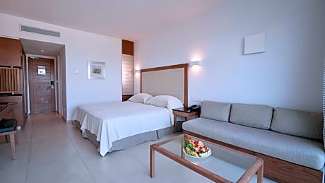 Deluxe Room Garden View Swim-up