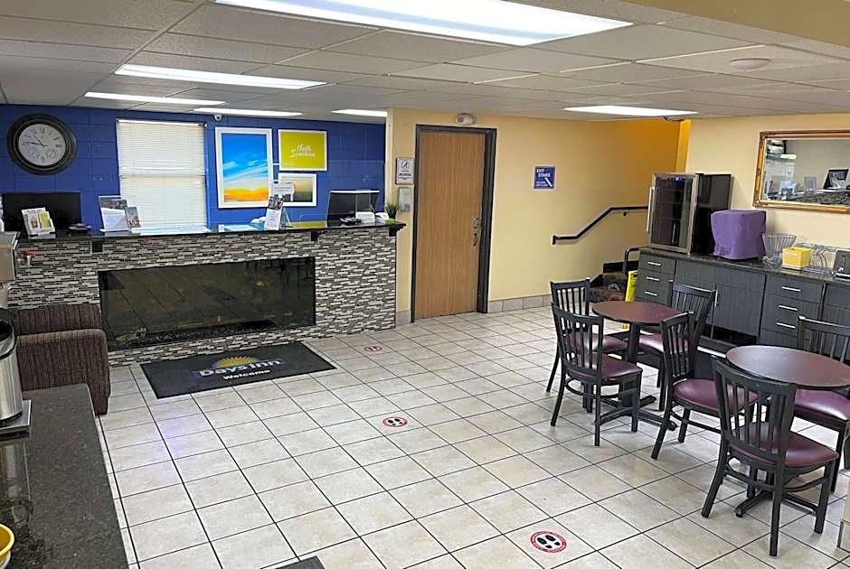 Days Inn by Wyndham Park City Kansas