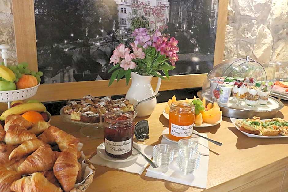 Hotel At the White Lily