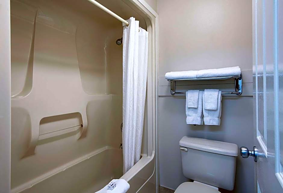 Travelodge by Wyndham Kamloops Mountview