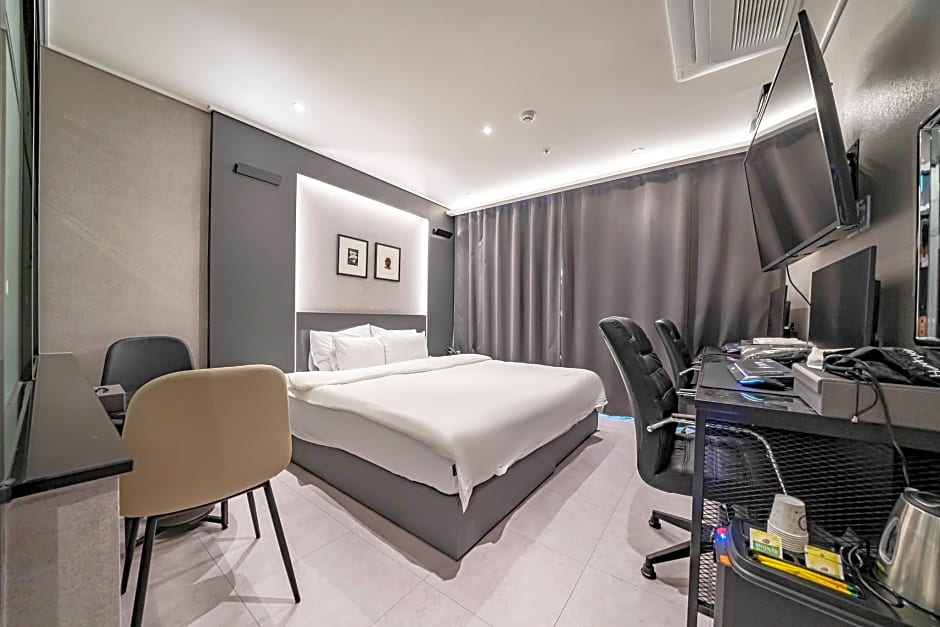 Hotel Hermes at Yongin Everland Station