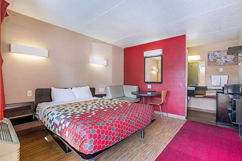 Econo Lodge Inn & Suites – Terre Haute, IN