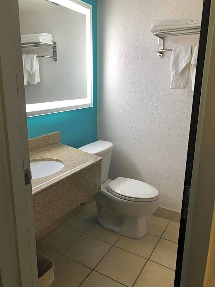 Howard Johnson by Wyndham Winter Haven FL