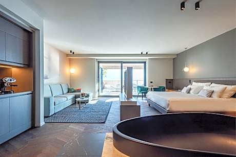 Suite with private Spa and Lake View