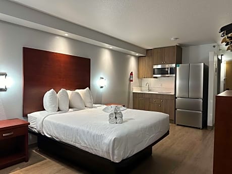 Queen Suite with Kitchenette - Non-Smoking