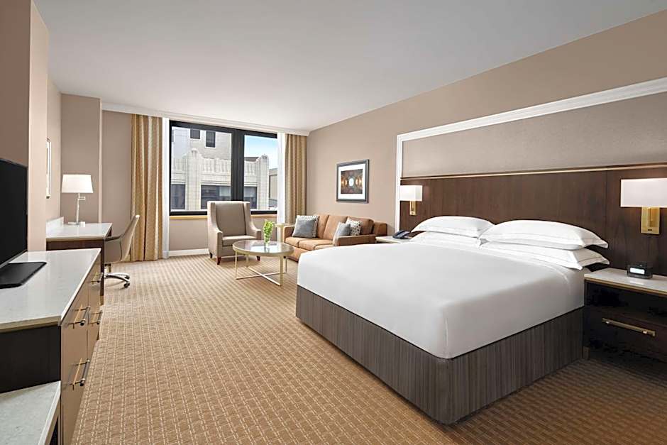 Hilton Indianapolis Hotel & Suites