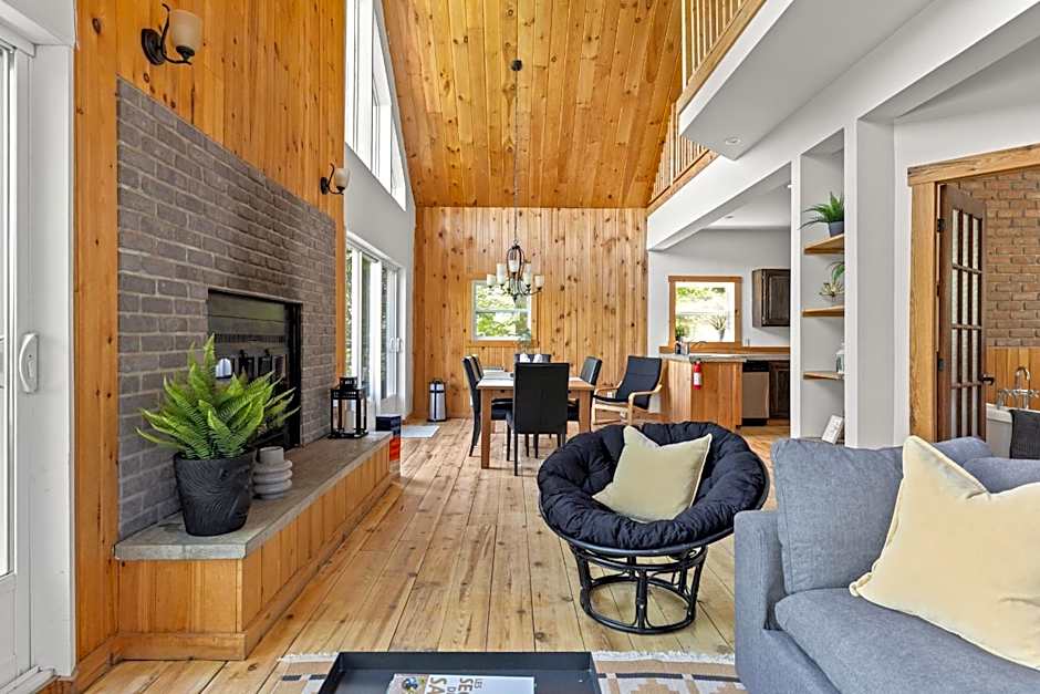 Rustic Waterfront Chalet Panoramic View and Spa