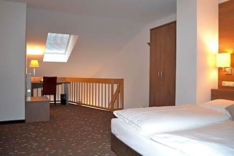 Suite-1 Double Bed Kitchenette Sitting Corner Work Desk Safe Mini Bar Coffee And Tea Maker