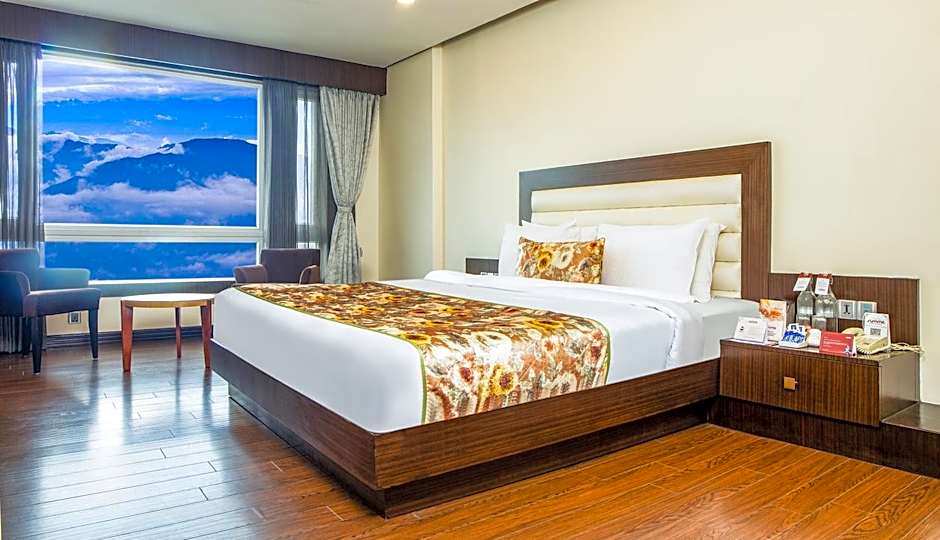 Summit Montana Suites & Spa at Mall