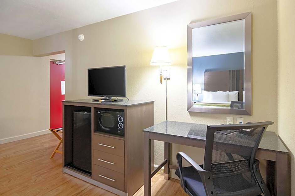 Econo Lodge Inn & Suites I-35 At Shawnee Mission