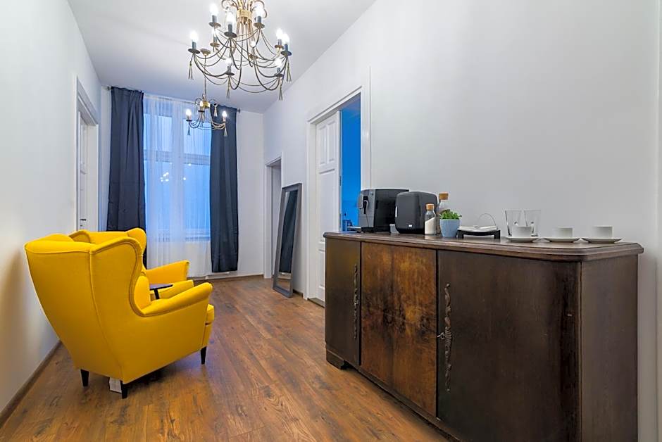 Oak Tree Old Town Apartments