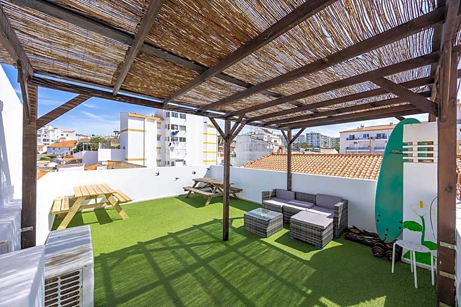 The 17 Party Hostel