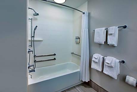 Queen Room with Two Queen Beds - Mobility Access Tub/Non-Smoking