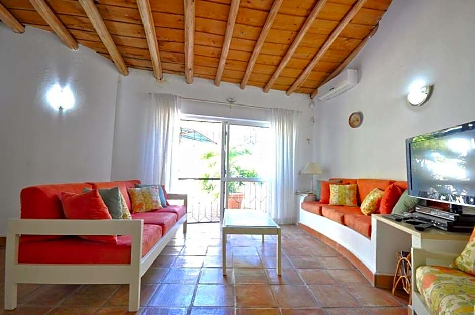 Fantastic outdoor area, private pool, Tennis Court Golf Practice Facility