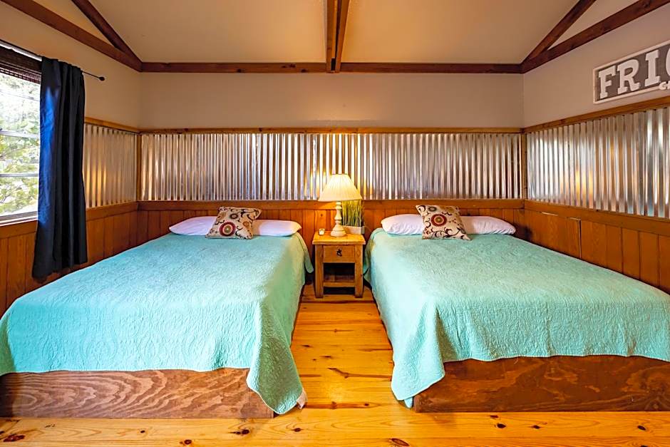 The Historic Leakey Inn