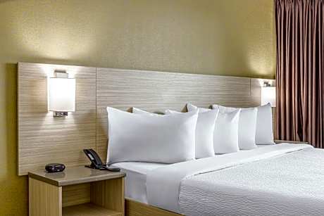 Deluxe King Room - Non-Smoking