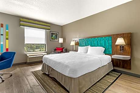 King Room with Accessible Tub - Mobility and Hearing Access/Non-Smoking
