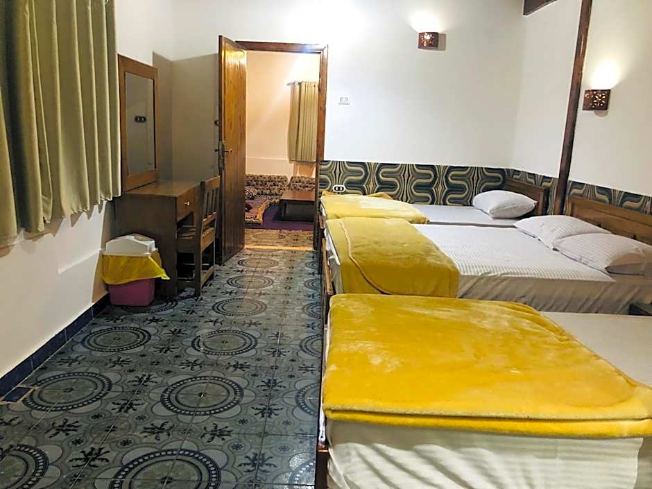 Oasis Fighting Kangaroo