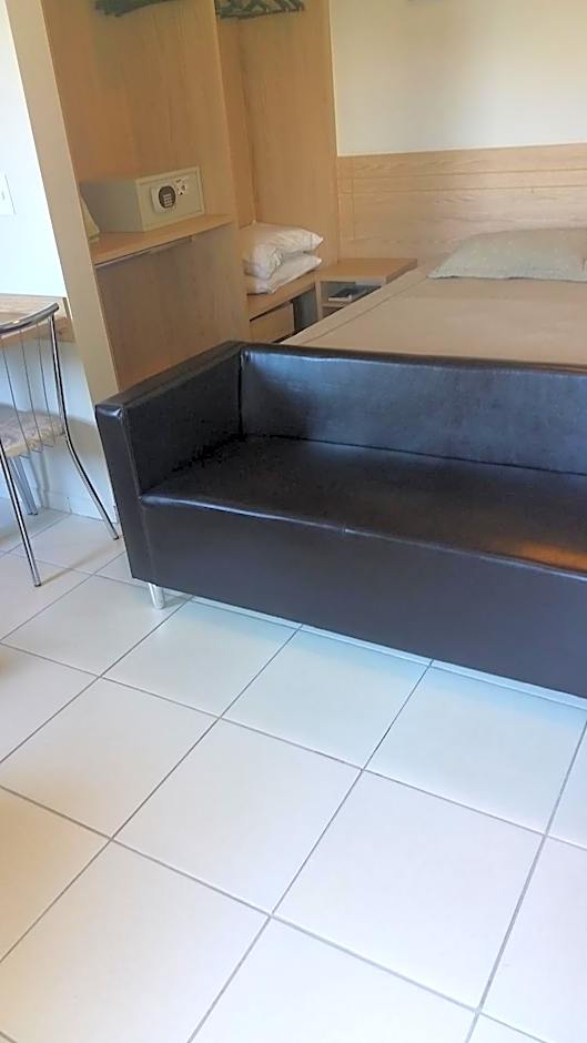 Golden dolphin Express 5pessoas mais 1 criança até 5 anos com toalhas e roupas de cama,lençóis, travesseiros e fronhas e 3 parques aquáticos termais limpeza impostos e taxas já incluso