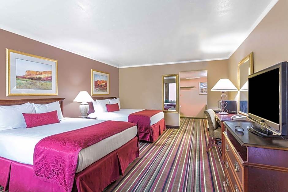 Days Inn & Suites by Wyndham Logan