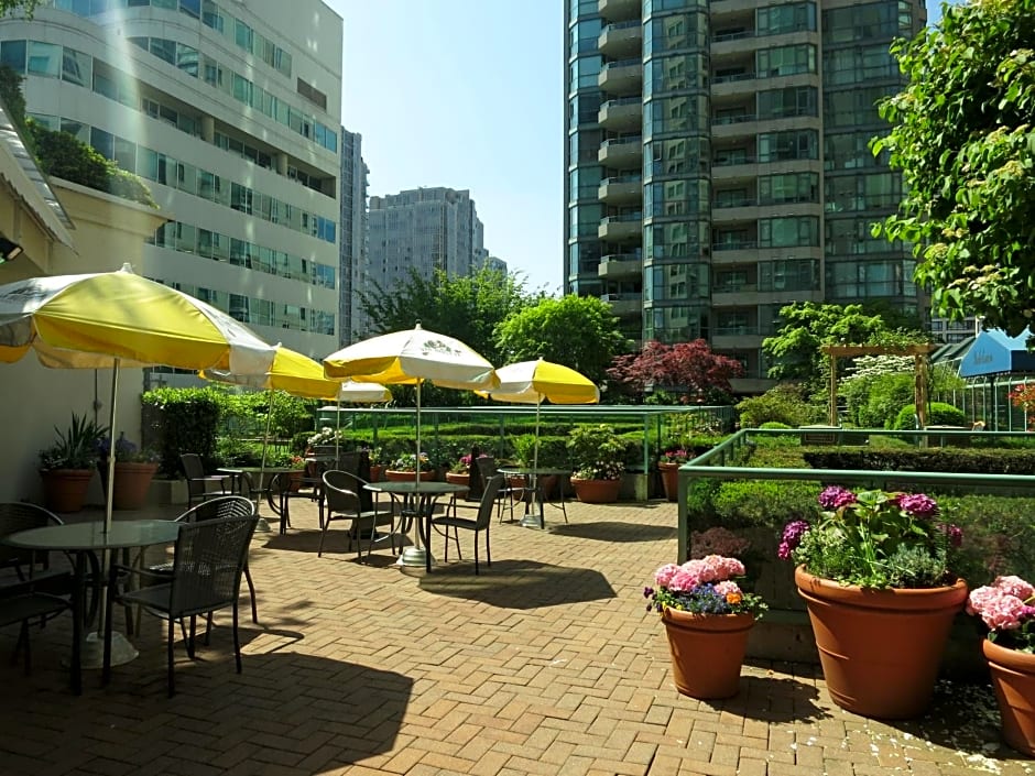 Rosedale on Robson Suite Hotel
