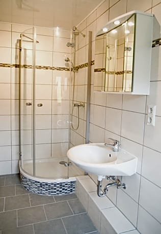 Apartment with Shower
