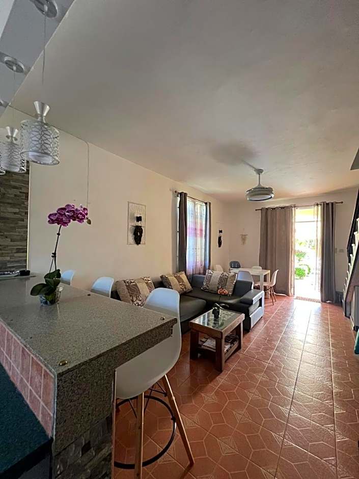 Cosy Home Mt Choisy 5 mins walk to the beach!