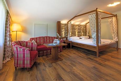 Double Room with canopy bed