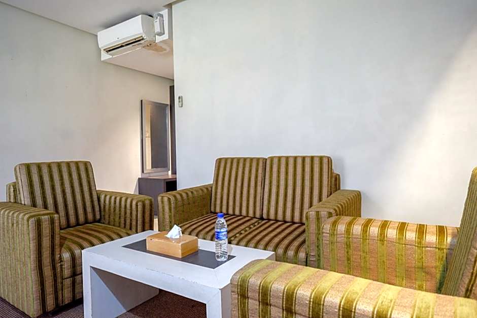 RedDoorz Plus near Hotel Benua Kendari