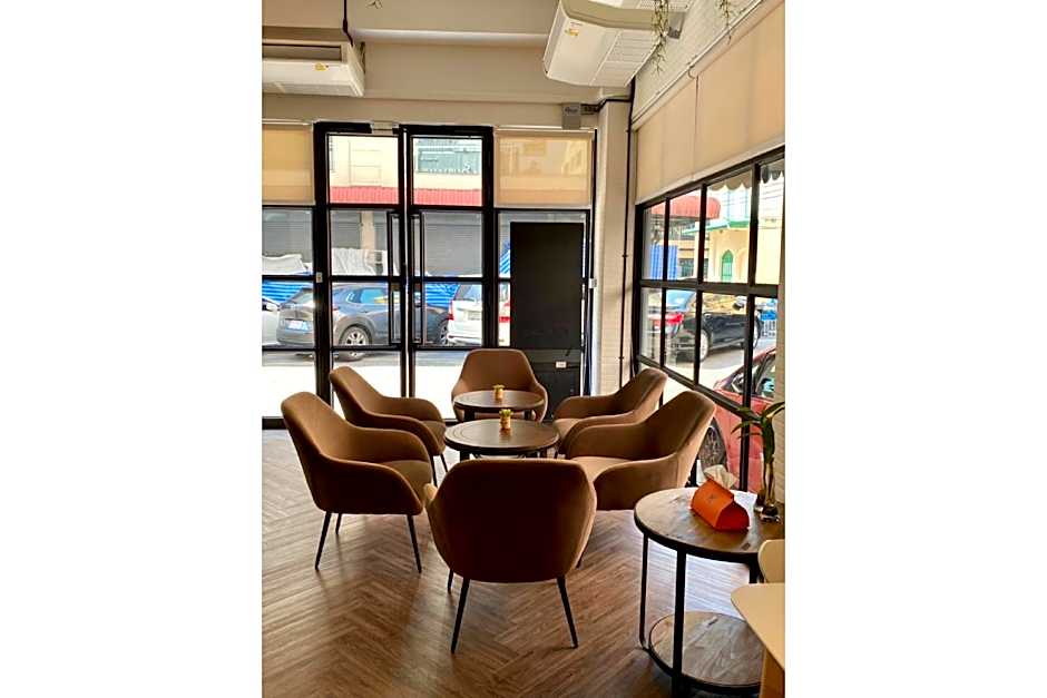 Siam Subway Hostel and Cafe