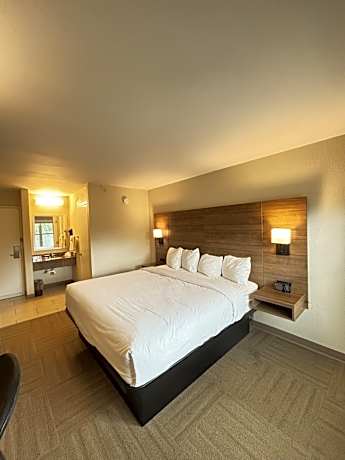 1 King Bed Suite Non-Smoking