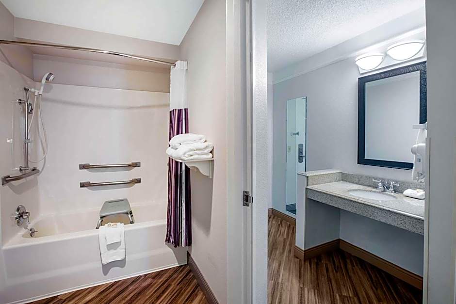 La Quinta Inn & Suites by Wyndham Houston Baytown East