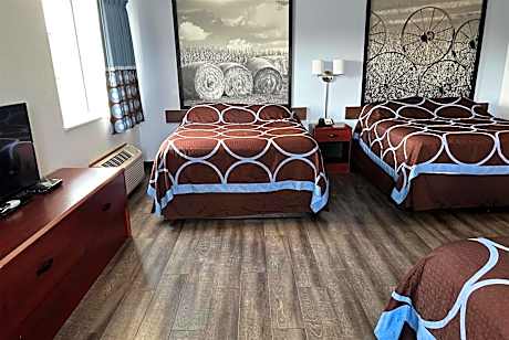 Studio Suite with Three Queen Beds - Non-Smoking