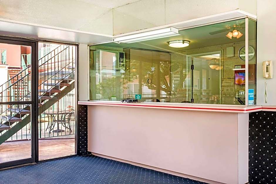 Rodeway Inn Near Melrose Ave