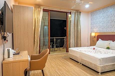Deluxe Double or Twin Room with City View
