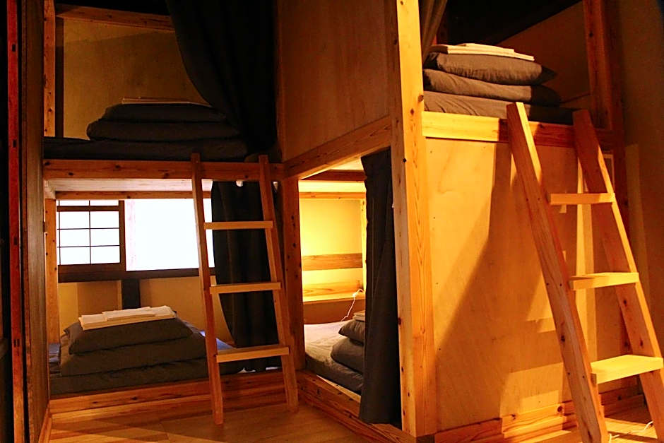 Hostel & Tatami Bar Uchikobare -内子晴れ-